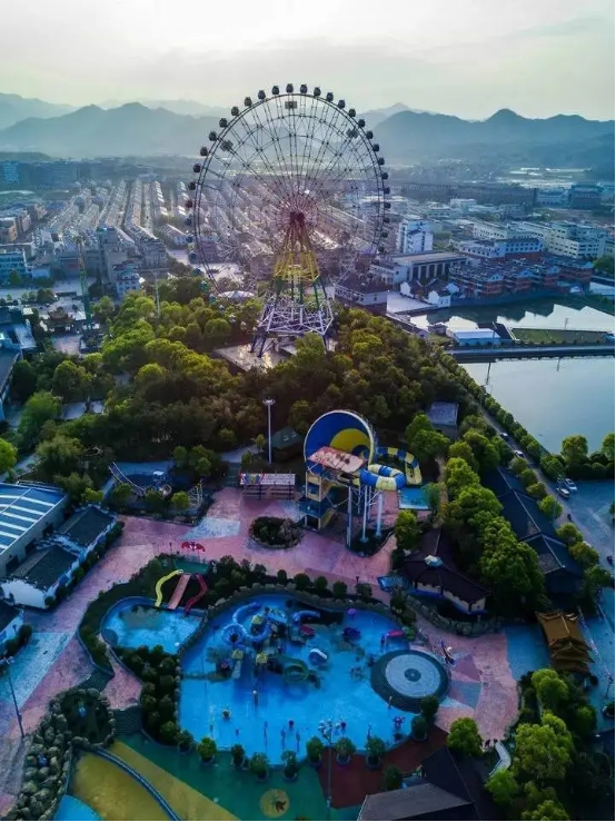 再在村口装上一个摩天轮,搞个欢乐水世界,会让你惊奇到嘴巴都张不开