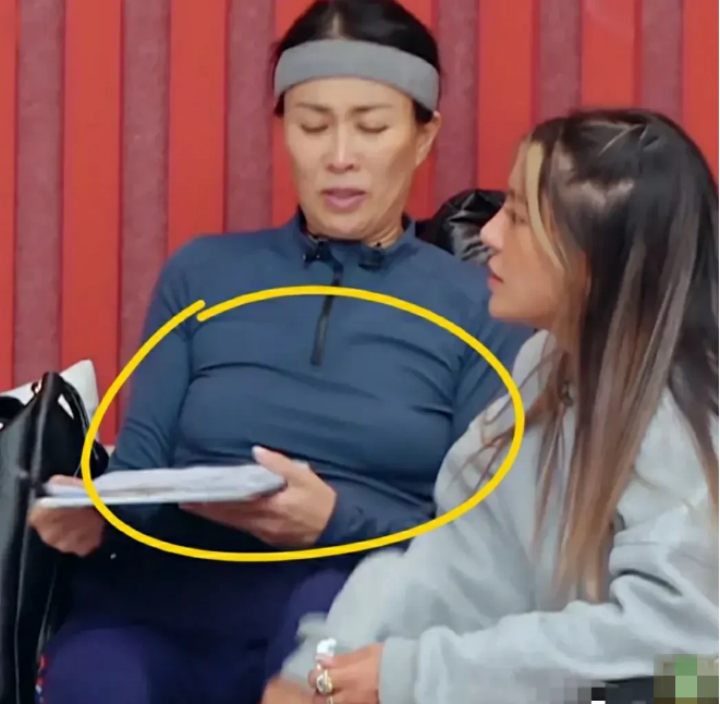 那英53岁状态太真实了身材下垂严重这肚子肉肉堆起好几层