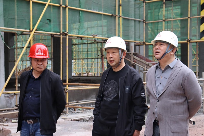周启银(中)在勘察建筑现场(央广网发 重庆春隆建筑劳务有限公司供图)