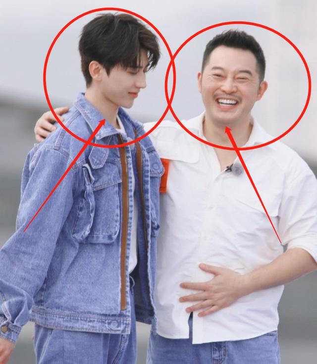 沙溢要替粉丝抱蔡徐坤却不料被蔡徐坤壁咚这男友力真的爱了