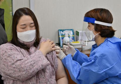 韩国新冠疫苗接种现场图