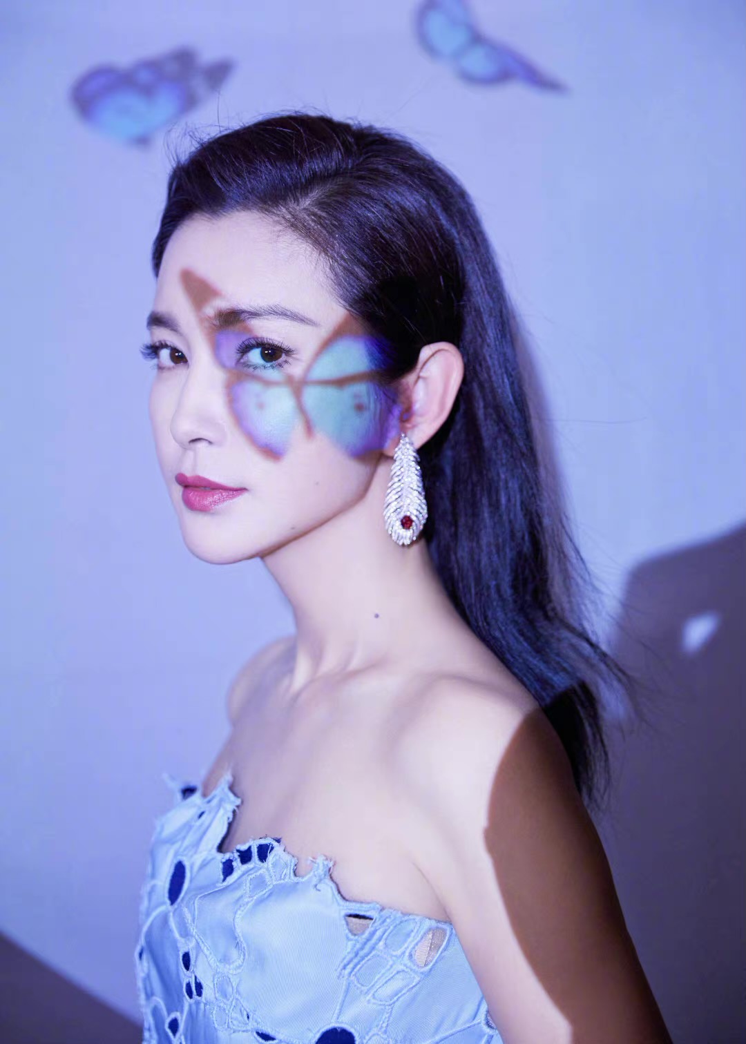 李冰冰穿花瓣裙锁骨撩人眼神坚定气场强大