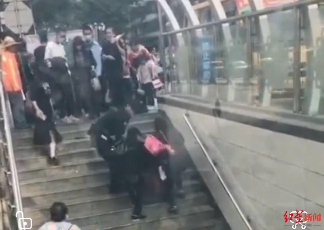 反转！网传“老人摔倒无人敢扶”视频后半段来了：两群众和一警察扶起他休闲区蓝鸢梦想 - Www.slyday.coM