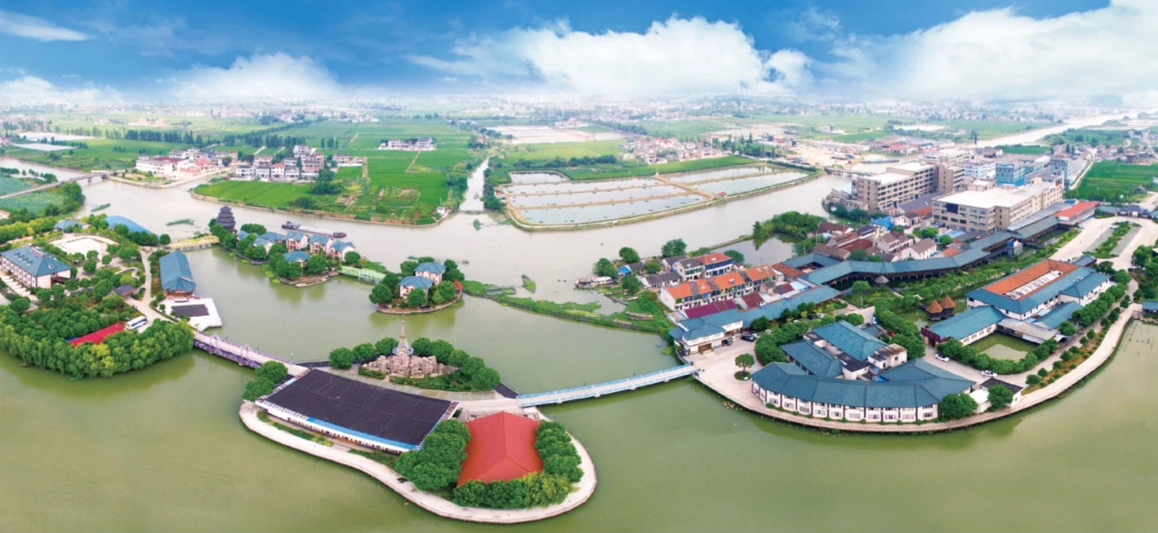 在海盐县的百步经济开发区(百步镇),一群"红马甲"放弃周末休息时间,走