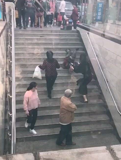四川攀枝花一老人摔倒，路人围观？知情者称：老人经常在商场乞讨休闲区蓝鸢梦想 - Www.slyday.coM