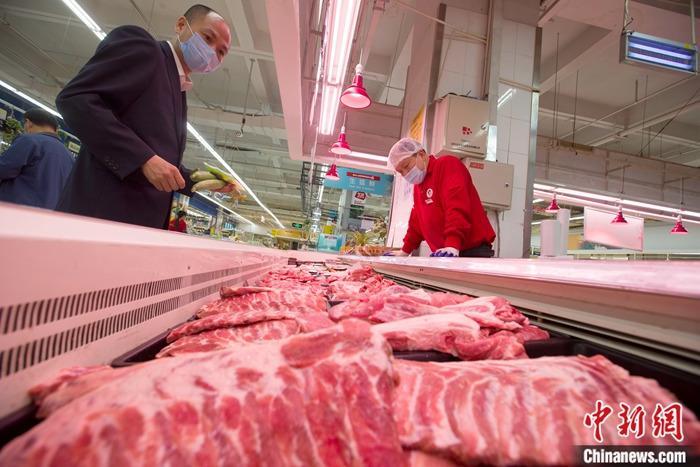 资料图：山西省太原市一超市，消费者正在选购猪肉。 中新社记者 张云 摄