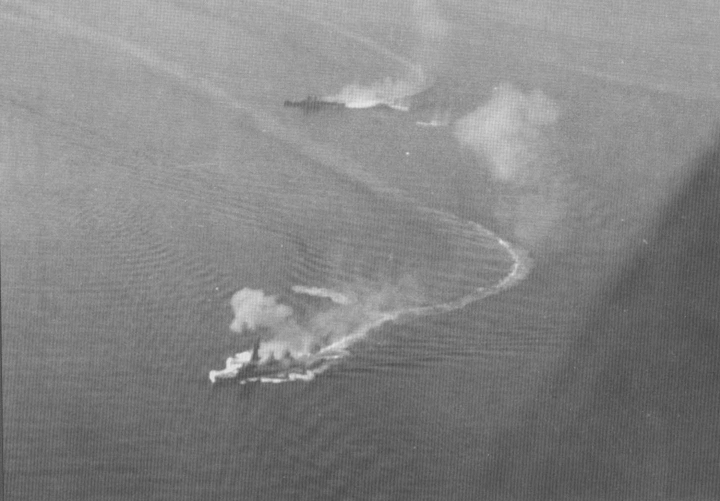 上方为参与莱特湾海战的“最上”号巡洋舰        图片来源：维基百科