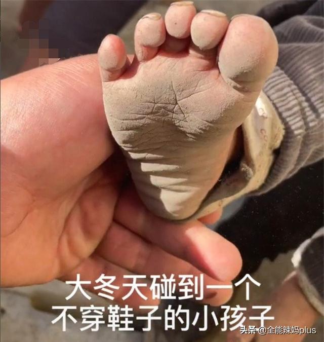 3岁"光脚男孩",冬天没鞋穿和奶奶相依为命:没妈的孩子有多惨