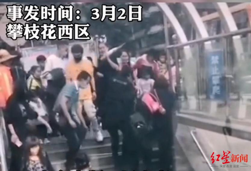 反转！网传“老人摔倒无人敢扶”视频后半段来了：两群众和一警察扶起他休闲区蓝鸢梦想 - Www.slyday.coM