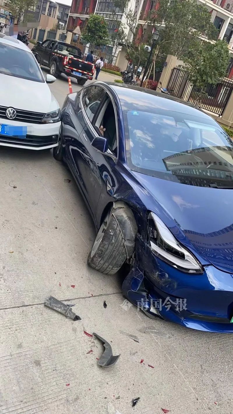 特斯拉连撞两车!柳州女车主怒诉:车子行驶中突然失控加速!车商回应