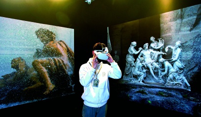 观众戴上VR眼镜可以畅游凡尔赛宫