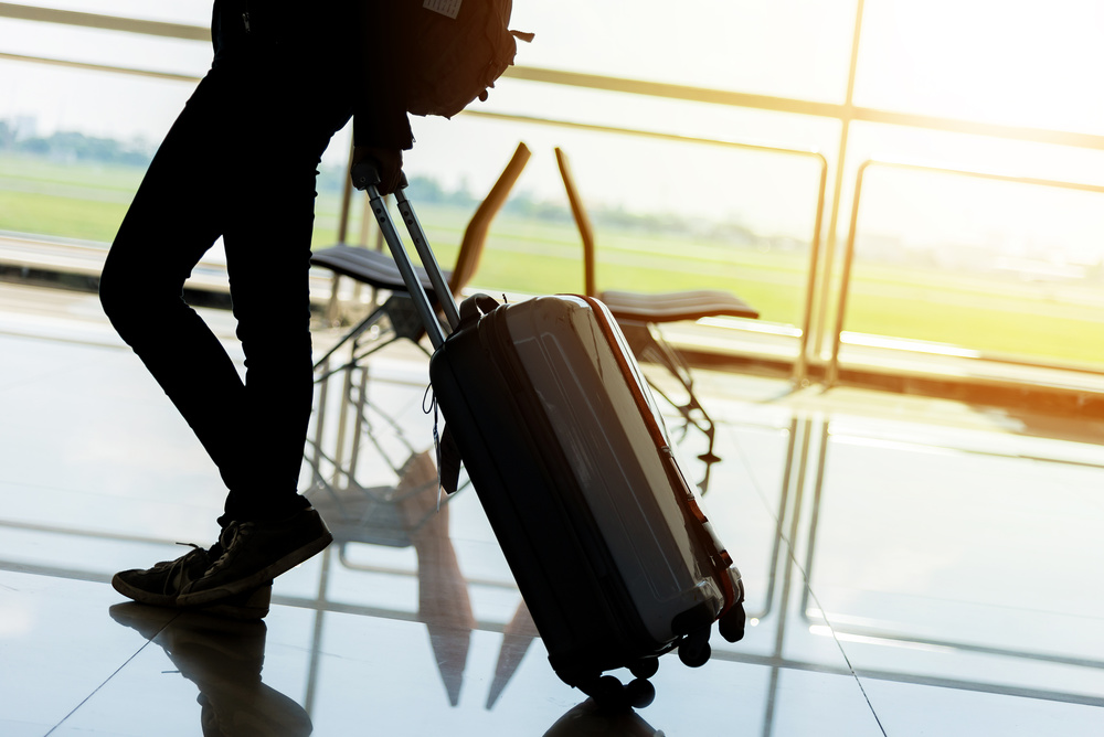 昂首阔步出发在沪全国人大代表启程赴京