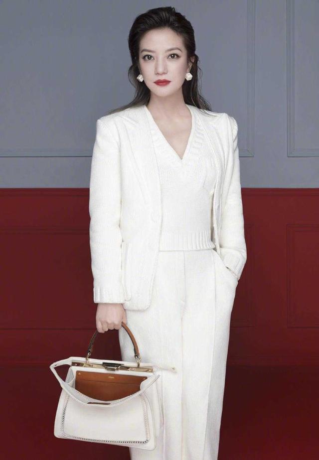 赵薇身材发福但气质依旧身穿修身连衣裙优雅温柔气场全开