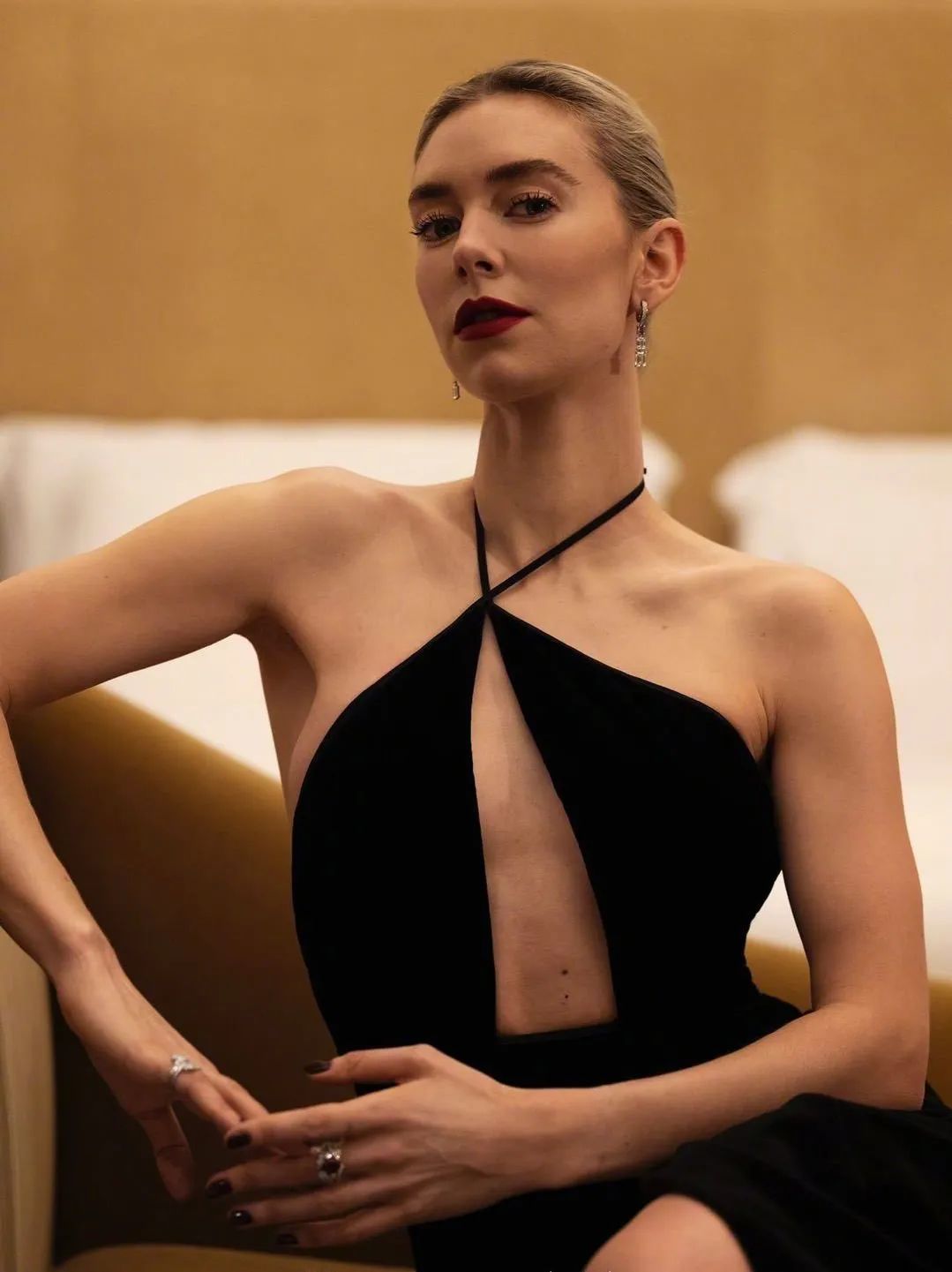 温柔迷人的凡妮莎,最近真的很爱她丨赏色|凡妮莎_新浪新闻