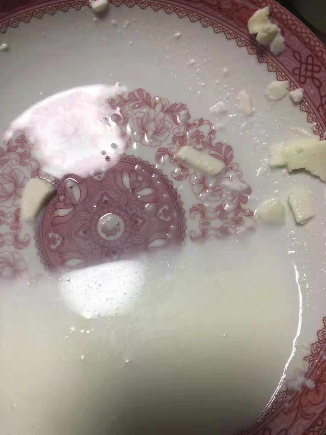 牛奶底部出现白色固体沉淀物
