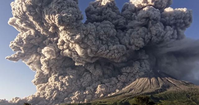 危地马拉帕卡亚火山进入高度活跃期