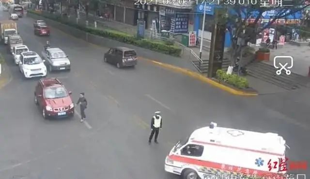 网传四川一老人摔倒后抽搐无人敢扶？ 真相曝光休闲区蓝鸢梦想 - Www.slyday.coM