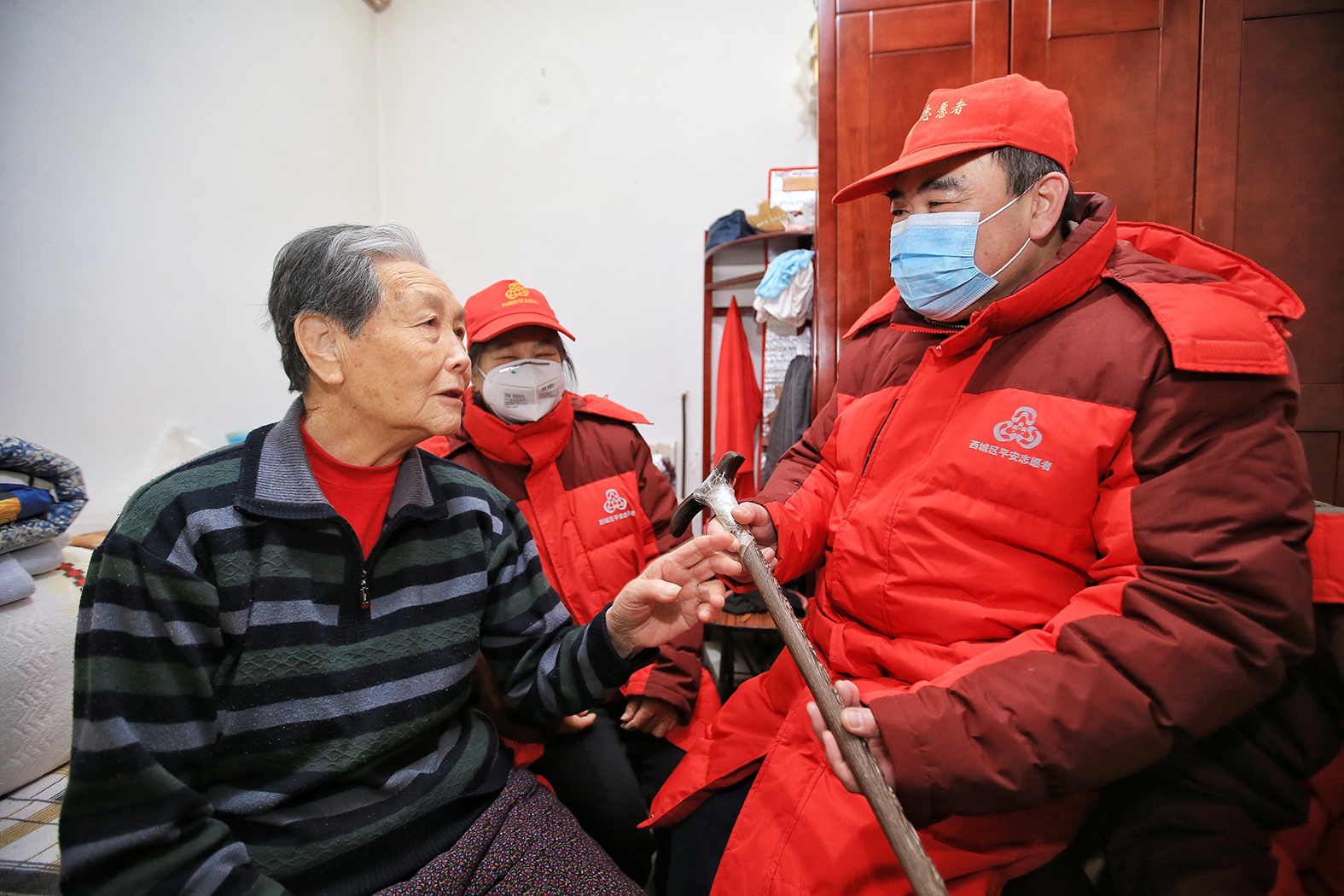 西城区什刹海街道海心志愿服务队在"3·5"学雷锋纪念日探老人望