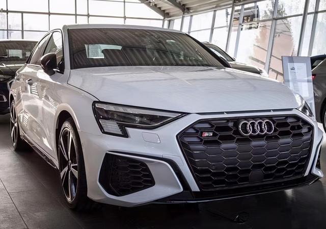 奥迪全新s3进店 2.0t引擎 内饰更运动