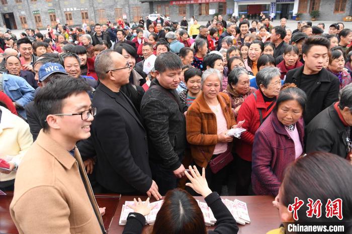 民众拿着股权证现场进行分红. 陈超 摄