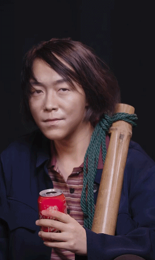 这个甩头,真的太黄渤了!简直跟蜡像一样不分你我!