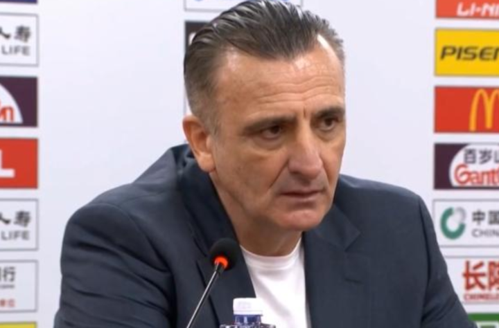 教练罗萨携队员贾诚出席了赛后发布会,罗萨直言对手多个方面强于山东