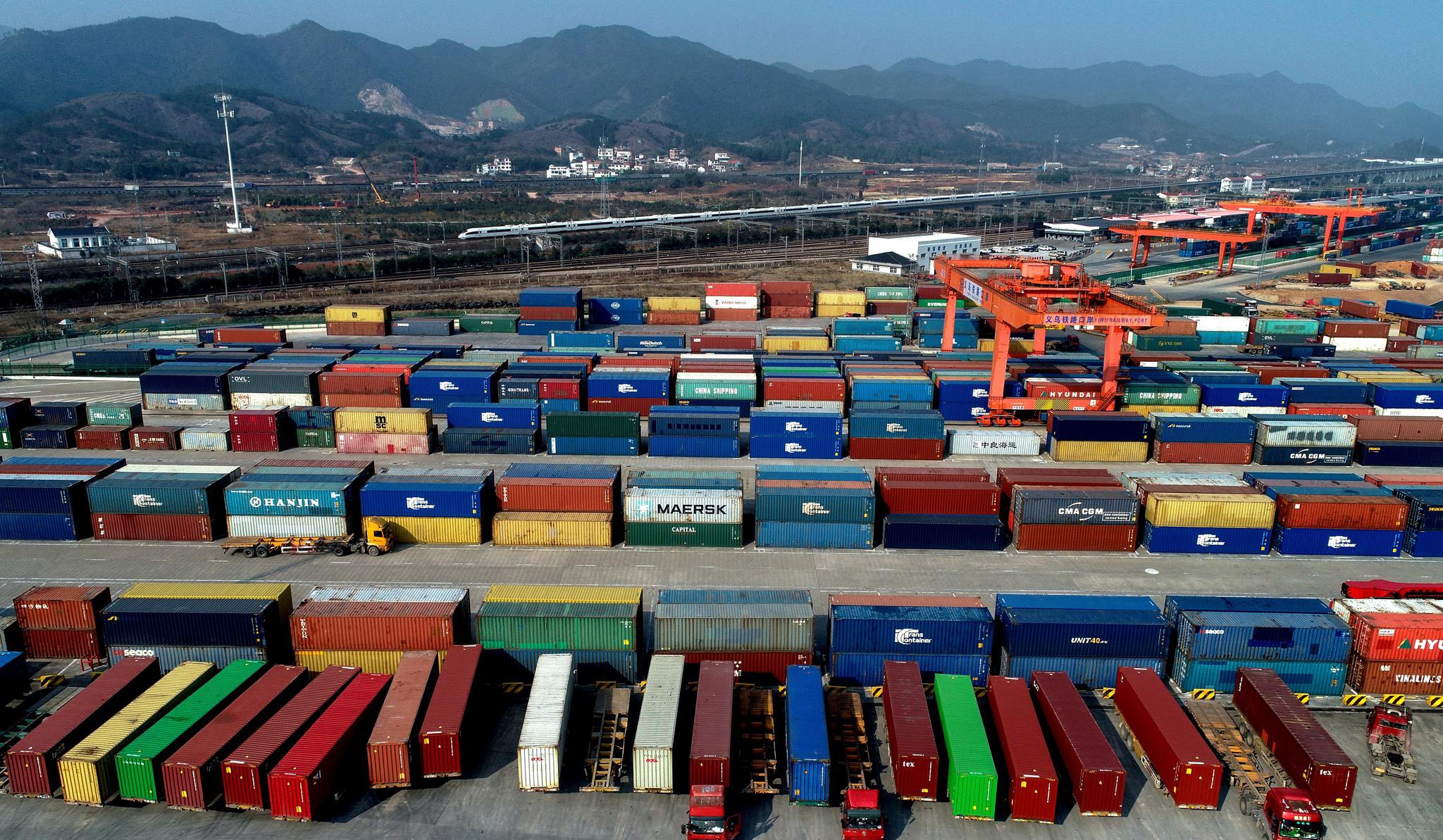 义乌铁路口岸,等待装载中欧班列出口的集装箱堆满了货场.