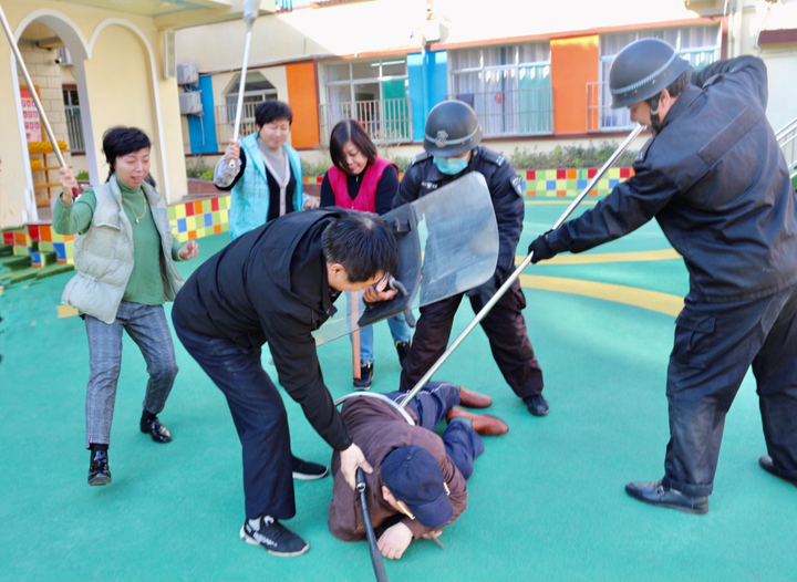 牢筑安全防线,市中区舜北幼儿园开展防暴力演练活动