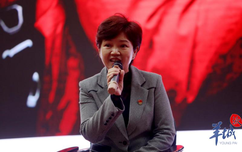 彭娅,坚持以"灵动教育"为核心的"阳光教育"办学理念,倡导"生命教育"