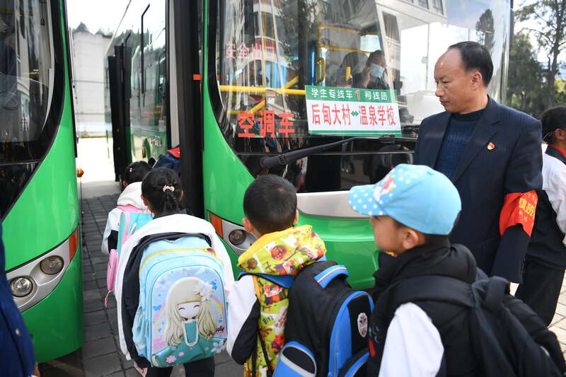云南安宁为农村小学生开通公交专线|公交车|云南_新浪新闻