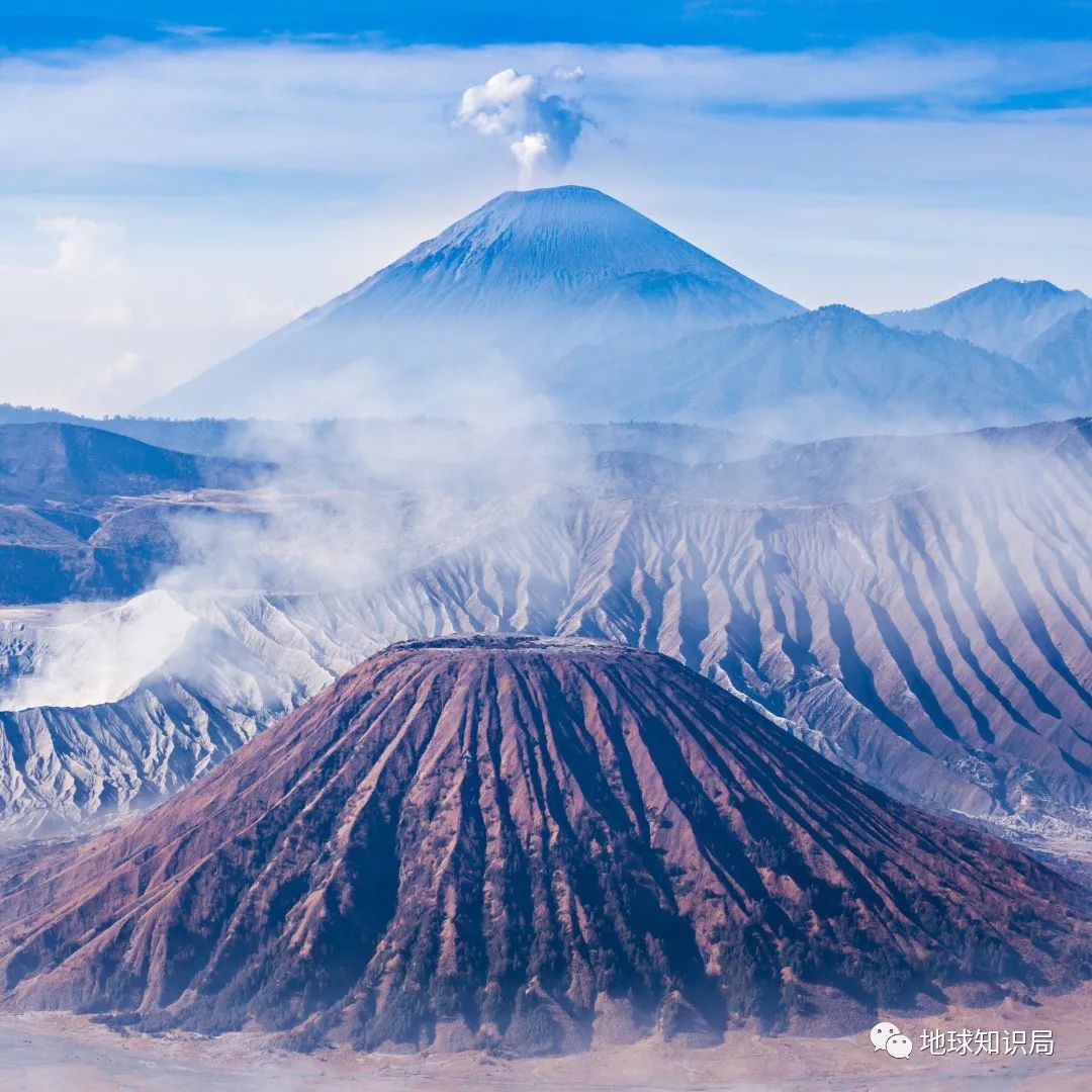 以阿贡火山为背景Sidemen山谷中的稻田，印度尼西亚巴厘岛 (© Jon Arnold/Danita Delimont) | 必应每日高清 ...