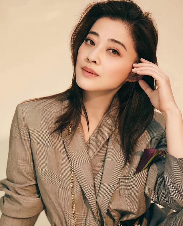 梅婷晒新剧杀青照46岁素颜太绝了罕见与丈夫合体秀恩爱