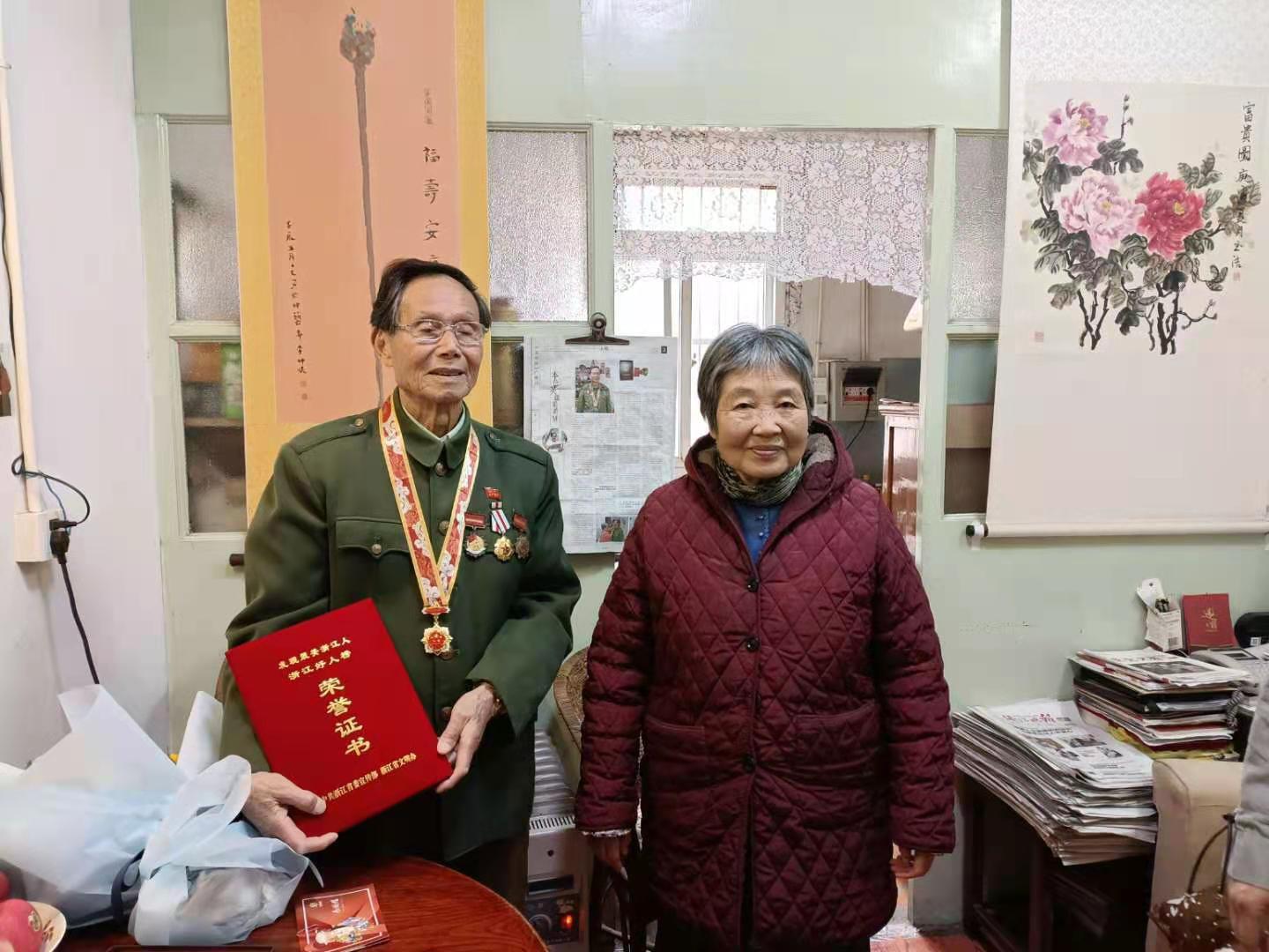 天台赤城万朵鲜花送雷锋慰问战斗英雄奚希贤