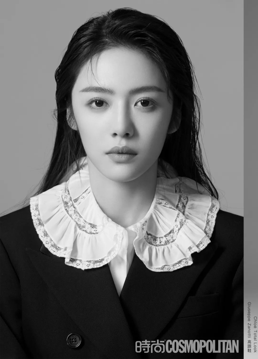 这女孩怎么有2幅面孔2个都嫌不够啊