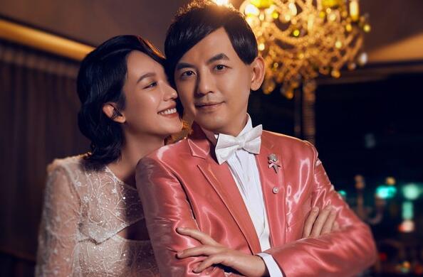 婚纱照纪念领证一周年 透露"婚礼市集"5月公开举办|黄子佼|孟耿如