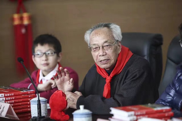 “你们年纪大了，换我们来看望！”这所小学和全国劳模的约定已坚持17年休闲区蓝鸢梦想 - Www.slyday.coM