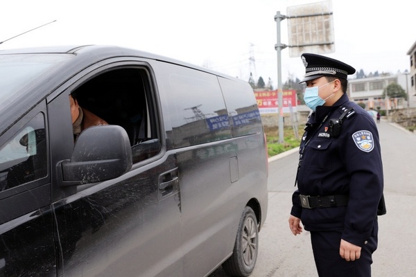 "驾驶员您好,我们是修文县公安局六桶派出所民警,正在进行临检,鲁烦