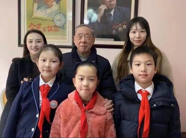 “你们年纪大了，换我们来看望！”这所小学和全国劳模的约定已坚持17年休闲区蓝鸢梦想 - Www.slyday.coM