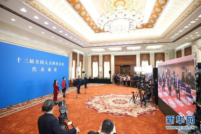 全国两会首场“代表通道”侧记：走过千山万水 不忘来时的路