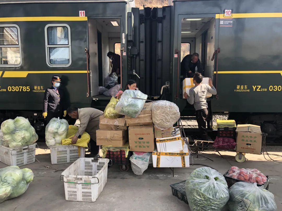  2月26日，冕宁站，彝族老乡正在往5634次列车上搬运批发的蔬菜。新京报记者 韩沁珂 摄