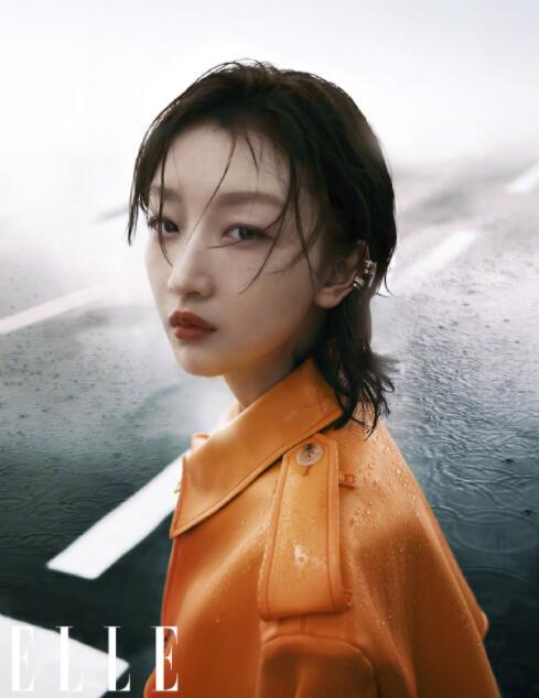 周冬雨春雨大片曝光贴墙闭眼拍摄秀出精致侧颜