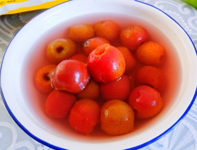 先杀毒处理好的玻璃瓶子,将晾好的山楂果连同糖汁一同倒入在瓶子中;第