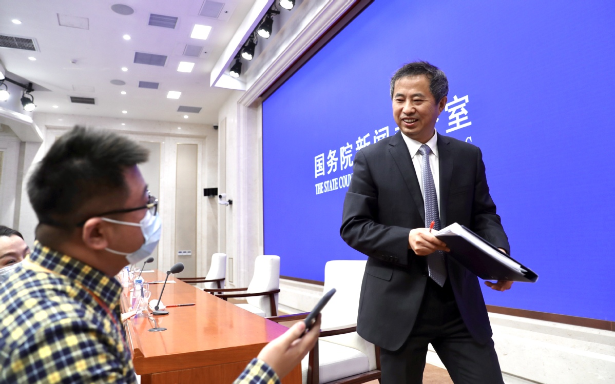 吹风会结束后,国务院研究室党组成员孙国君接受记者采访.