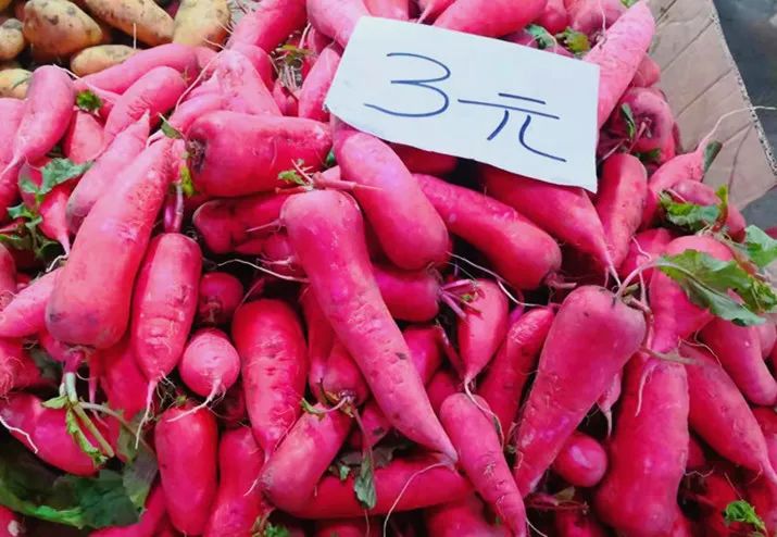 红萝卜 3元/斤茼蒿 4元/斤青萝卜 3元/斤芹菜 2元/斤圆白菜 2.