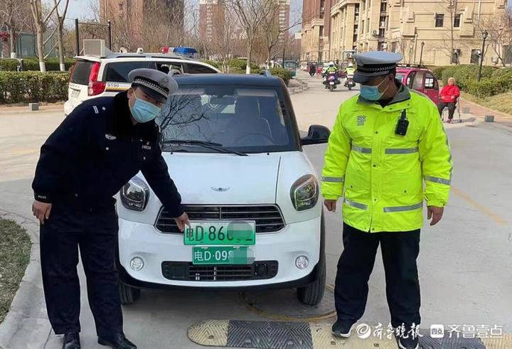 悬挂违法号牌上路行驶聊城执勤交警依法收缴俩电动车号牌
