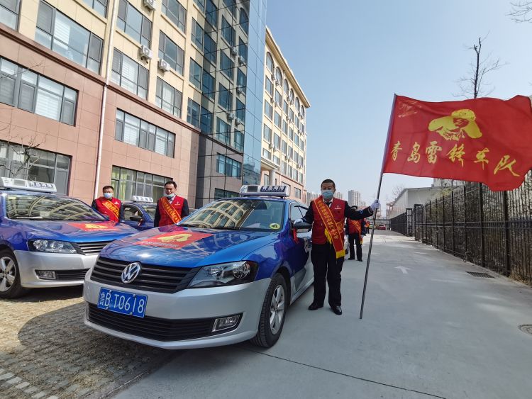 青岛海博红飘带学雷锋车队队长赵刚说,雷锋成为了他们学习的榜样,雷锋