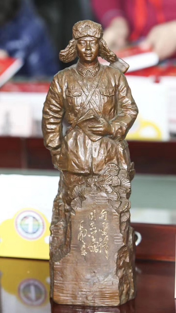 “你们年纪大了，换我们来看望！”这所小学和全国劳模的约定已坚持17年休闲区蓝鸢梦想 - Www.slyday.coM