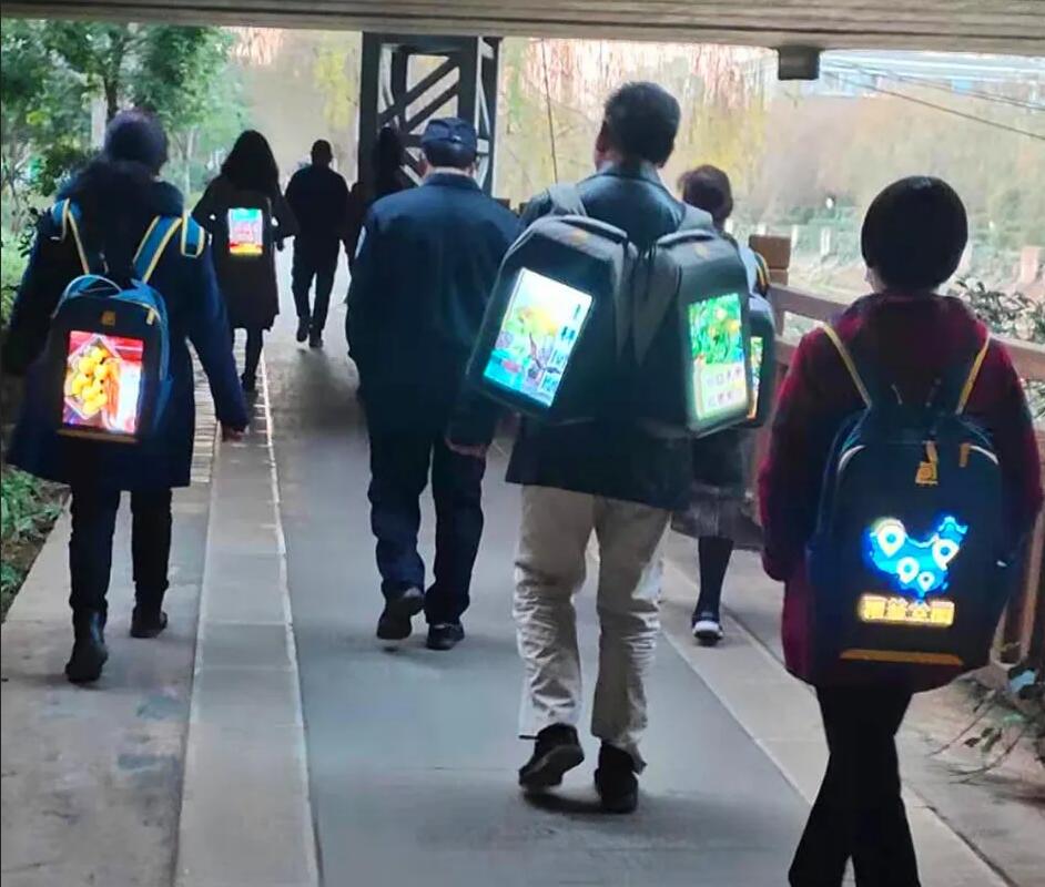 群众背着以6000元一个购买或向他人租借的"包你火"或"火包包"矿机包