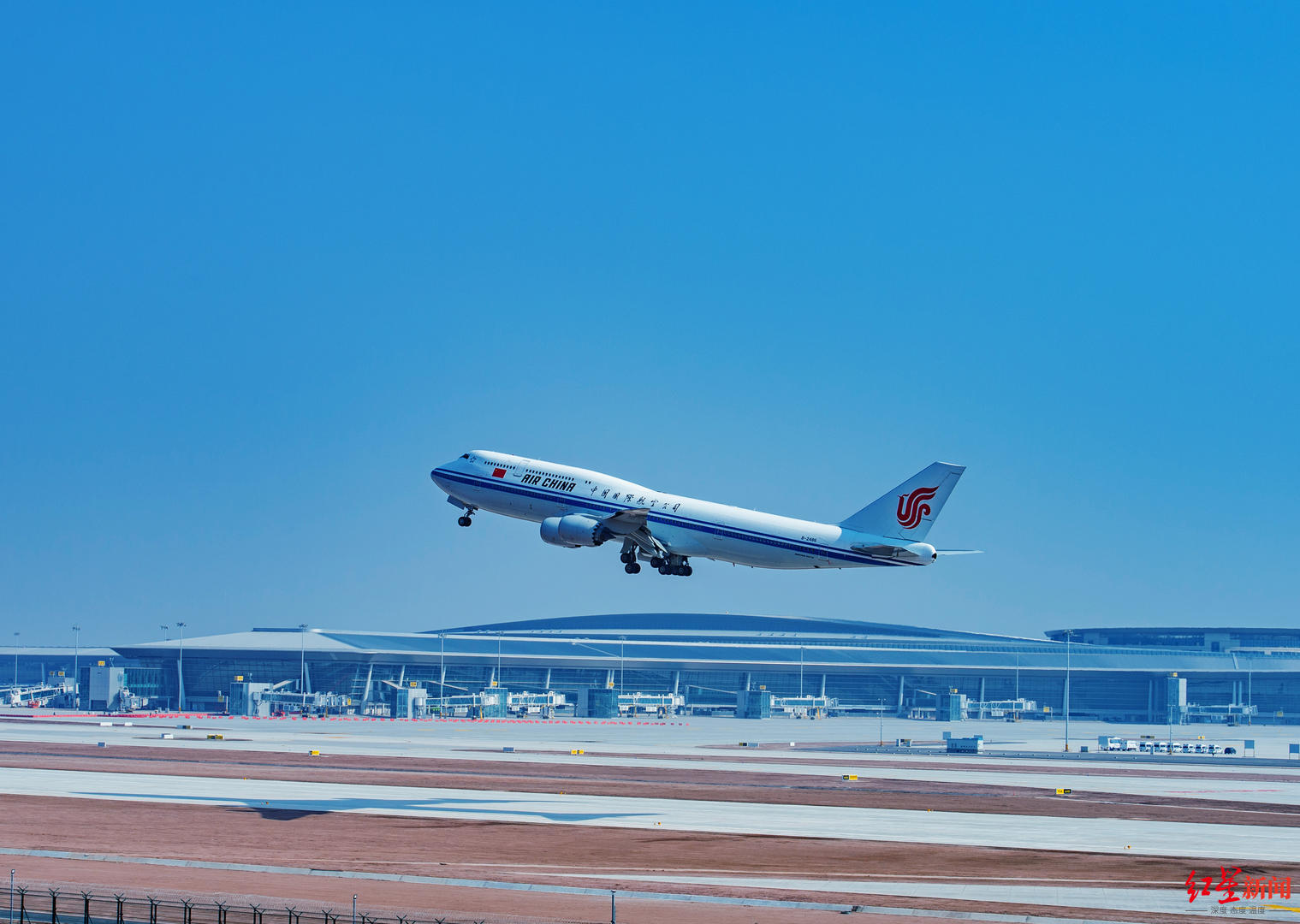 2021年1月22日,国航b747-8从成都天府国际机场西一跑道试飞中国承市