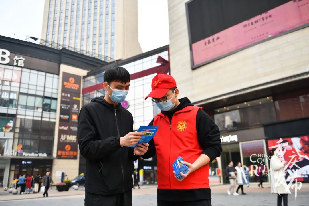 志愿者在街头宣传《重庆市文明行为促进条例》.邹乐 摄